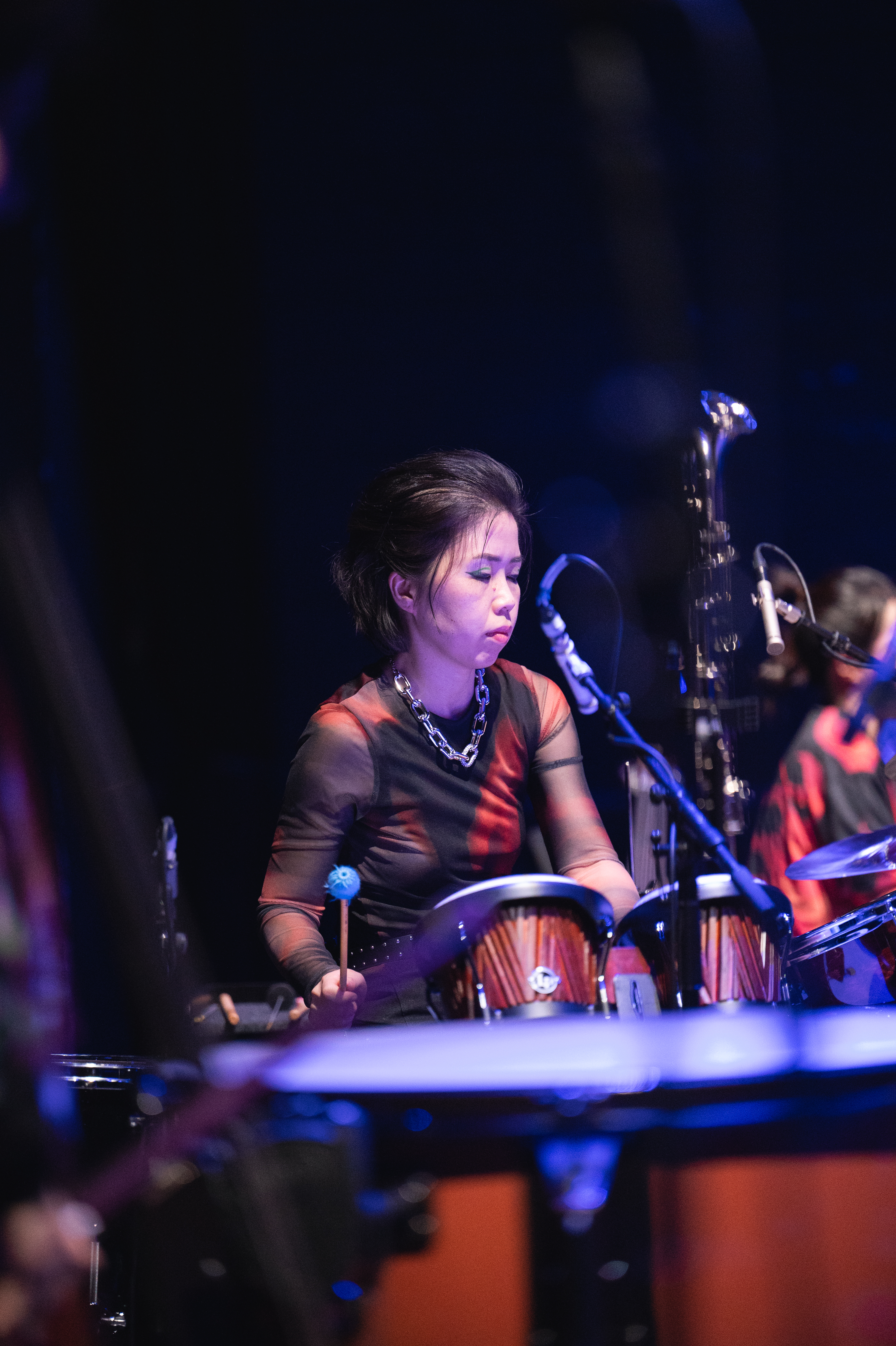 Die Schlagzeugerin Yuka Ohta trommelt.