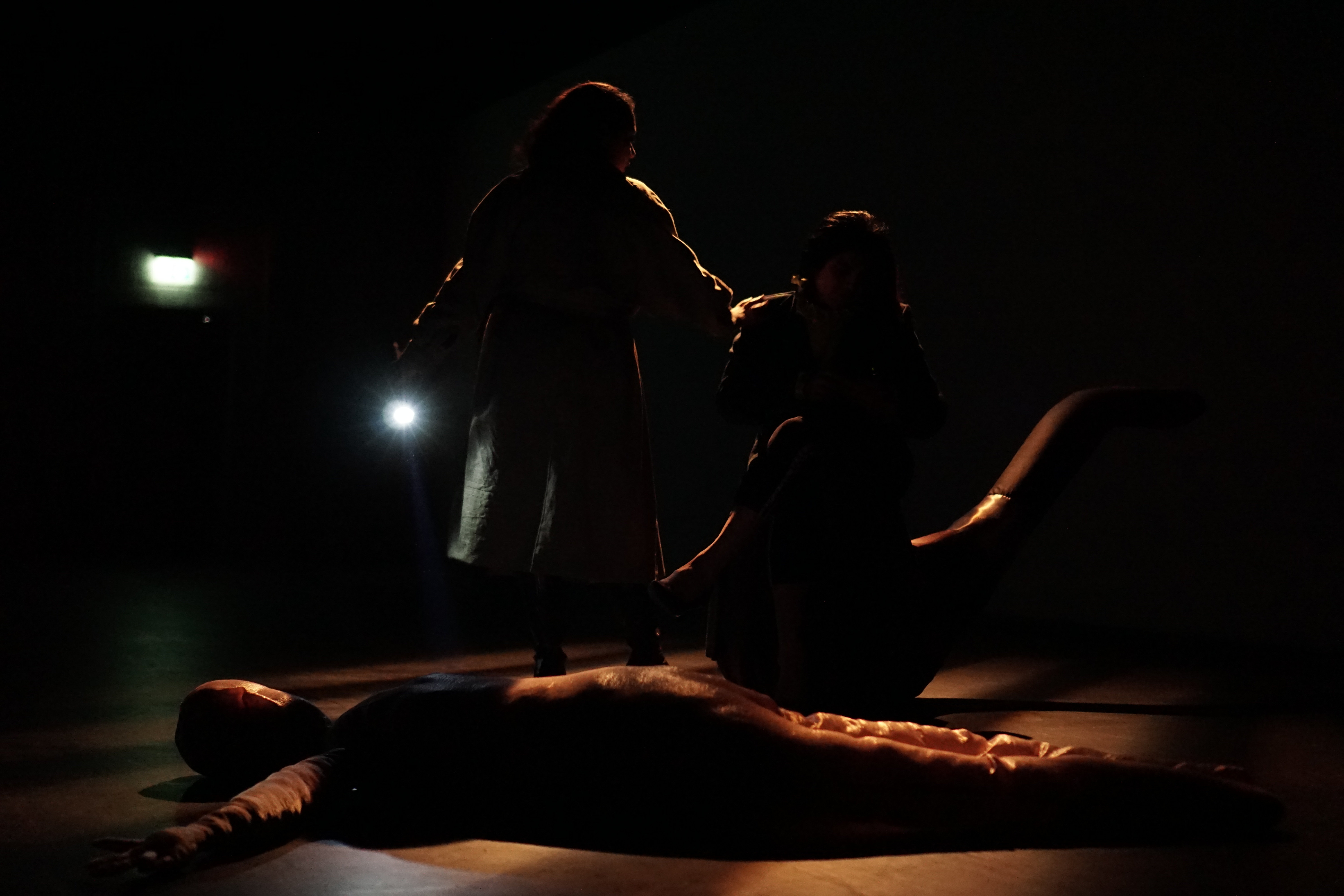 BÄM BÄM BÄM  Justice wins. oder Tappen im Dunkeln.