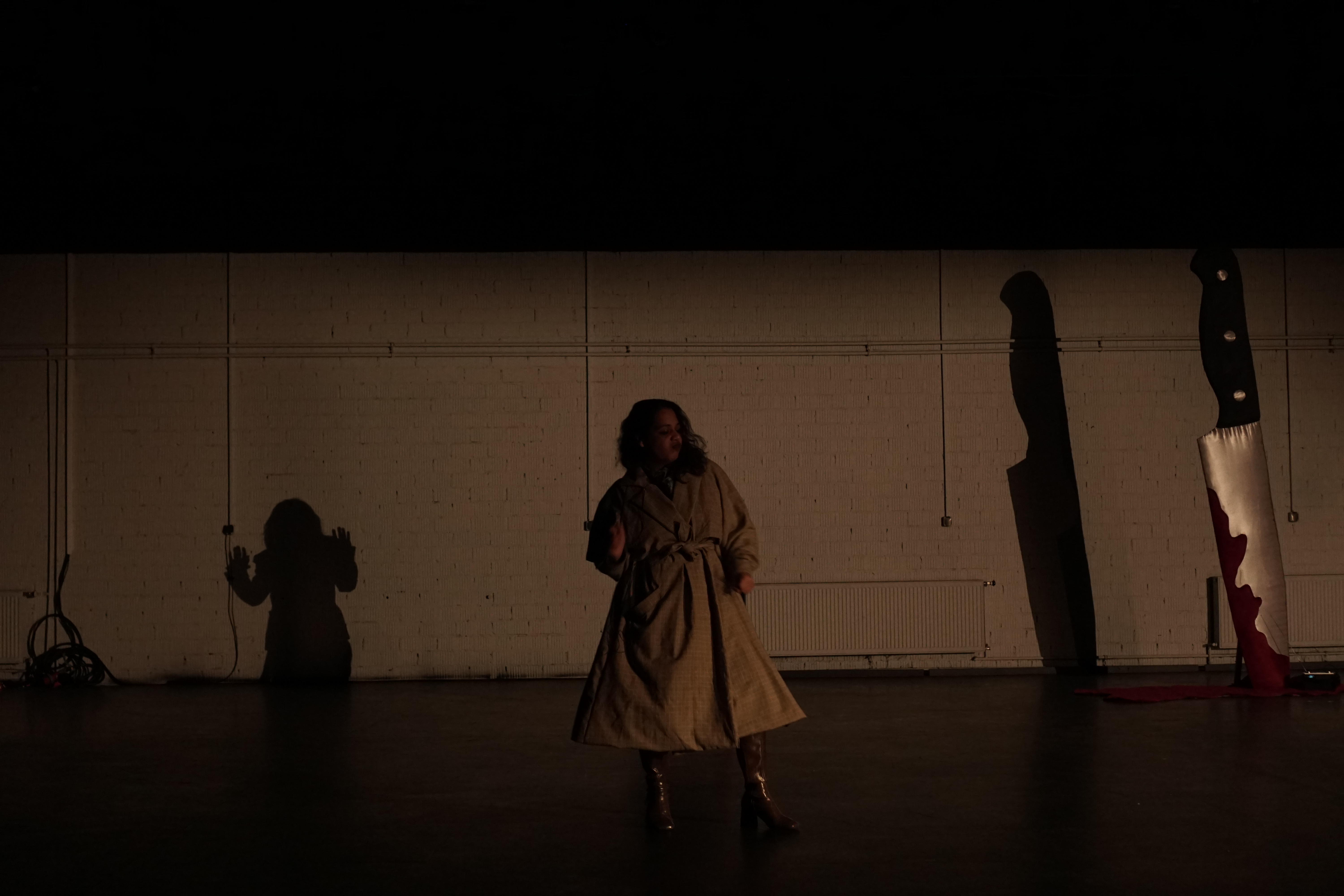 BÄM BÄM BÄM  Justice wins. oder Tappen im Dunkeln.